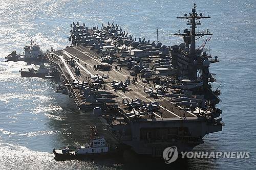 세계 최강 미군 항공모함  (부산=연합뉴스) 손형주 기자 = 미국의 핵(원자력) 추진 항공모함 칼빈슨함(CVN)이 부산작전기지에 입항하고 있다. 칼빈슨함은 니미츠급 원자력 추진 항공모함으로 길이 333m, 폭 76.4m 규모다. 이 항모에는 슈퍼호넷 전투기(F/A-18), 호크아이 조기경보기(E-2C), 대잠수함기(S-3A) 등이 탑재된 것으로 알려졌다. 2023.11.21