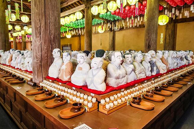 거조사 영산전 안에 있는 526 나한 조각상[사진/백승렬 기자]