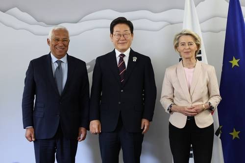 한-EU 정상회담  (캐내내스키스[캐나다]=연합뉴스) 이재명 대통령이 17일(현지시간) G7 정상회의 계기 안토니우 코스타 EU 정상회의 상임의장(좌), 우르줄라 폰데어라이엔 EU 집행위원장과 회동하고 있다. 2025.6.17 photo@yna.co.kr [EU 제공. 재판매 및 DB 금지]