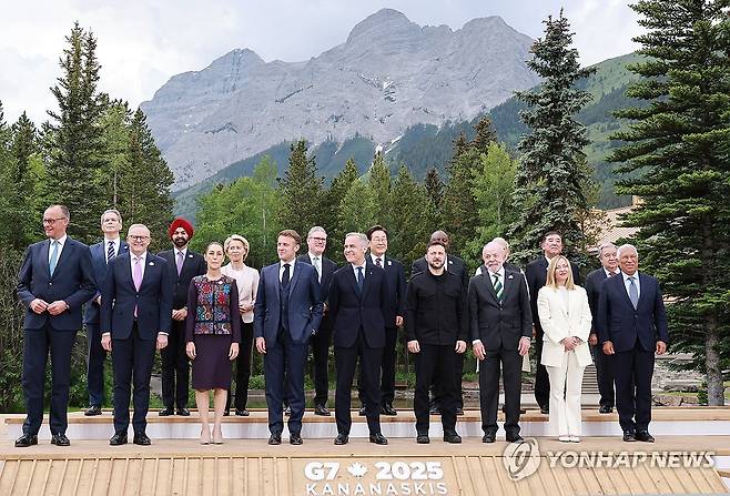 이재명 대통령, G7 정상 및 초청국 단체 기념촬영 (캐내내스키스[캐나다]=연합뉴스) 홍해인 기자 = 이재명 대통령이 17일(현지시간) 캐나다 앨버타주 캐내내스키스 주요 7개국(G7) 정상회의장에서 의장국 마크 카니 캐나다 총리이시바 시게루 일본 총리 등 G7 및 초청국 정상들과 함께 기념촬영을 하고 있다.
    뒷줄 왼쪽부터 시계방향으로 스캇 베센트 미국 재무장관, 아제이 방가 세계은행 총재, 우르줄라 폰데어라이엔 유럽연합(EU) 집행위원장, 키어 스타머 영국 총리, 이 대통령, 시릴 라마포사 남아프리카공화국 대통령, 나렌드라 모디 인도 총리, 이시바 시게루 일본 총리, 안토니우 구테흐스 유엔 사무총장, 안토니우 코스타 유럽연합(EU) 정상회의 상임의장, 조르자 멜로니 이탈리아 총리, 루이스 이나시우 룰라 다시우바 브라질 대통령, 볼로디미르 젤렌스키 우크라이나 대통령, 마크 카니 캐나다 총리, 에마뉘엘 마크롱 프랑스 대통령, 클라우디아 셰인바움 멕시코 대통령, 앤서니 앨버니지 호주 총리, 프리드리히 메르츠 독일 총리. 2025.6.18 hihong@yna.co.kr