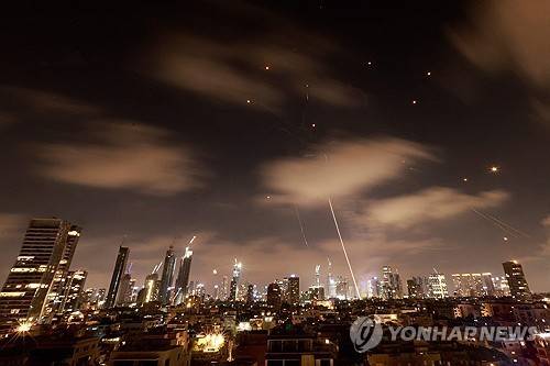 이란 미사일 요격하는 이스라엘 방공망 [AFP 연합뉴스 자료사진. 재판매 및 DB 금지]