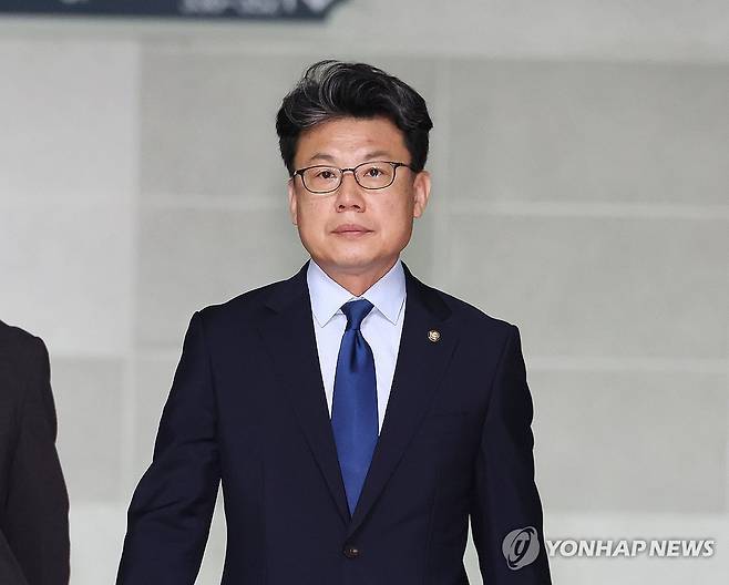 추경 관련 회의 참석하는 진성준 정책위의장 (서울=연합뉴스) 김주형 기자 = 더불어민주당 진성준 정책위의장이 18일 서울 여의도 국회 의원회관에서 대통령실과 정부, 여당 등이 함께하는 추경안 관련 회의에 참석하기 위해 이동하고 있다. 2025.6.18 kjhpress@yna.co.kr