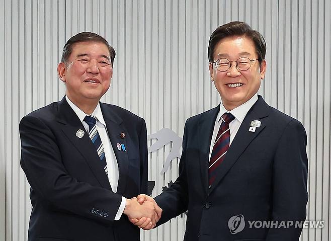 이재명 대통령, 이시바 일 총리와 한일 정상회담 (캐내내스키스[캐나다]=연합뉴스) 홍해인 기자 = 이재명 대통령이 17일(현지시간) 캐나다 앨버타주 캐내내스키스 주요 7개국(G7) 정상회의장에서 열린 한일 정상회담에서 이시바 시게루 일본 총리와 악수하며 기념촬영을 하고 있다. 2025.6.18 hihong@yna.co.kr