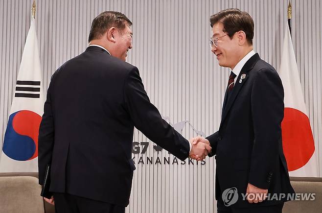 이재명 대통령, G7 계기 한일 정상회담 (캐내내스키스[캐나다]=연합뉴스) 홍해인 기자 = 이재명 대통령이 17일(현지시간) 캐나다 앨버타주 캐내내스키스 주요 7개국(G7) 정상회의장에서 열린 한일 정상회담에서 이시바 시게루 일본 총리와 악수하고 있다. 2025.6.18 hihong@yna.co.kr