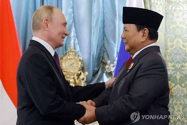 푸틴 대통령 만난 프라보워 지난해 7월 당시 인도네시아 대통령 당선인 신분이던 프라보워 수비안토(오른쪽)가 러시아 모스크바 크렘린궁에서 블라디미르 푸틴 러시아 대통령과 만나 악수하는 모습.
[AFP 연합뉴스 자료사진. 재판매 및 DB 금지]