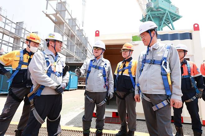 조업 현장 휴게시설 점검 나선 권오갑(가운데) HD현대 회장 [HD현대중공업 제공. 재판매 및 DB 금지]