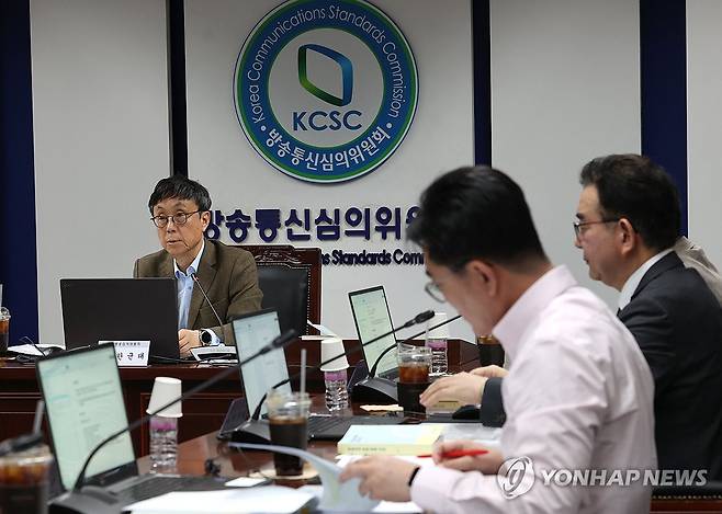 대선 선거방송심의위원회 회의 (서울=연합뉴스) 서명곤 기자 = 30일 서울 양천구 방송통신심의위원회에서 제21대 대통령선거 선거방송심의위원회 회의가 한균태 위원장 주재로 열리고 있다. 2025.4.30 seephoto@yna.co.kr