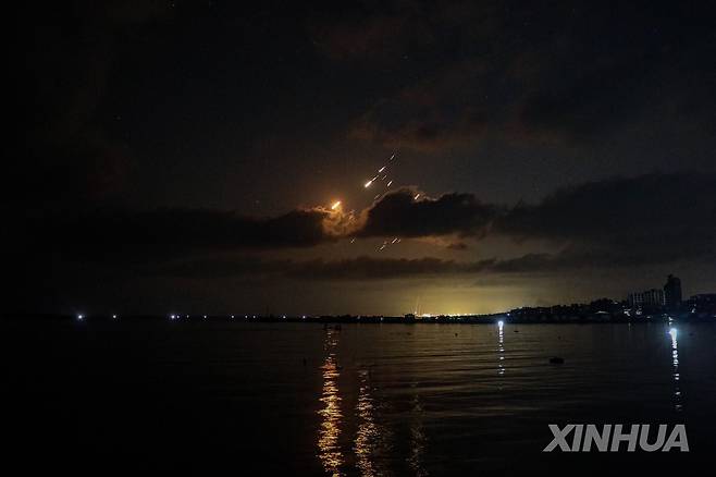 가자지구에서 바라본 이스라엘에 떨어지는 이란제 탄도미사일들 [신화 연합뉴스 자료사진. 재판매 및 DB 금지]