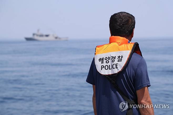 '해경 72정 조속히 인양하길' (강원 고성=연합뉴스) 류호준 기자 = 18일 강원 고성군 거진읍 인근 해상에서 고(故) 조병섭 경장의 동생 조병주 씨가 72정 인양 가능성을 위한 현장 조사 현장을 보고 있다. 72정은 1980년 1월 고성 앞바다에서 경비 임무를 수행하던 중 침몰해 고 조병섭 경장 등 승조원 17명 전원이 순직했다. 2025.6.18 ryu@yna.co.kr