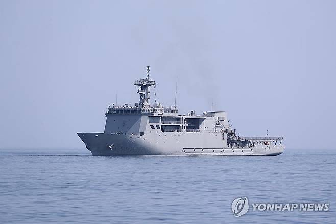 해경 72정 인양 가능성 조사 (강원 고성=연합뉴스) 류호준 기자 = 18일 강원 고성군 거진읍 인근 해상에서 해군 함정이 해경 경비정 72정의 인양 가능성을 조사하고 있다. 72정은 1980년 1월 고성 앞바다에서 경비 임무를 수행하던 중 침몰해 승조원 17명 전원이 순직했다. 2025.6.18 ryu@yna.co.kr