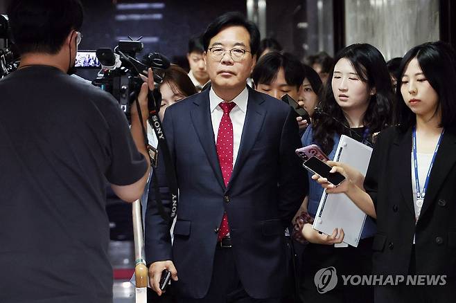 취재진 질문 받는 송언석 원내대표 (서울=연합뉴스) 김주성 기자 = 국민의힘 송언석 신임 원내대표가 17일 서울 여의도 국회에서 열린 초선 의원들과의 간담회에 참석하며 취재진의 질문을 받고 있다. 2025.6.17 utzza@yna.co.kr