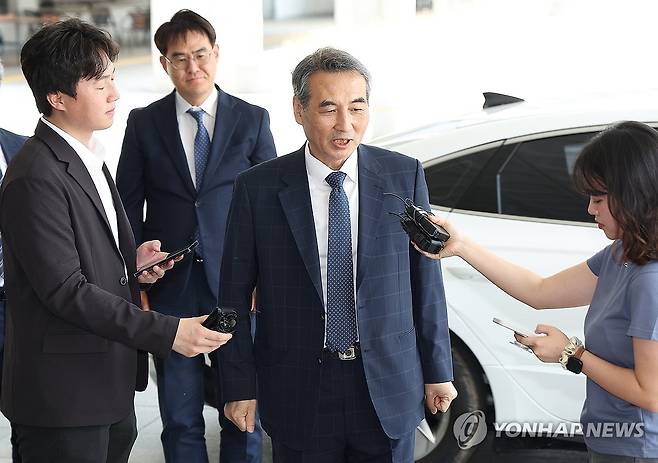 서울고검장 면담 위해 고검 향하는 민중기 특검 (서울=연합뉴스) 김성민 기자 = 윤석열 전 대통령의 부인 김건희 여사에 대한 의혹을 수사할 민중기 특별검사가 박세현 서울고등검찰청장 면담을 위해 18일 서울 서초구 서울고검으로 향하고 있다. 2025.6.18 ksm7976@yna.co.kr