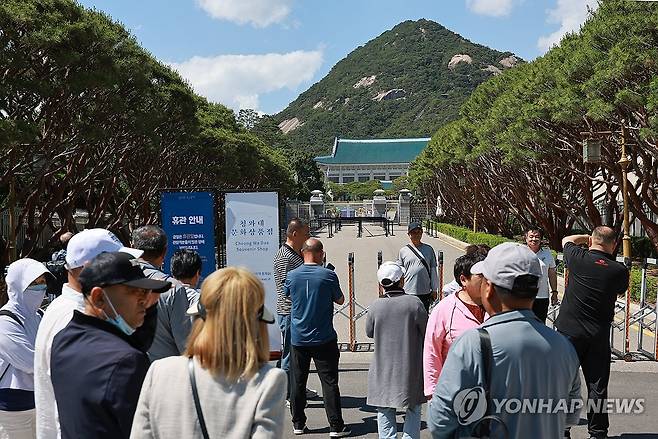 아쉽게도 청와대는 휴관일 (서울=연합뉴스) 신현우 기자 = 4일 서울 종로구 청와대를 찾은 관광객들이 기념 촬영하고 있다.
이재명 대통령은 대통령 집무실을 청와대로 이전할 방침이다. 다만 청와대 개·보수 작업이 완료될 때까지는 당분간 용산 대통령실로 출근할 전망이다. 2025.6.4 nowwego@yna.co.kr