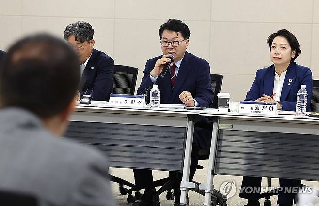 중기부 업무보고, 발언하는 이한주 위원장 (세종=연합뉴스) 배재만 기자 = 국정기획위원회 이한주 위원장이 18일 정부세종컨벤션센터에서 열린 경제2분과 종소벤처기업부 업무보고에서 인사말을 하고 있다. 2025.6.18 scoop@yna.co.kr