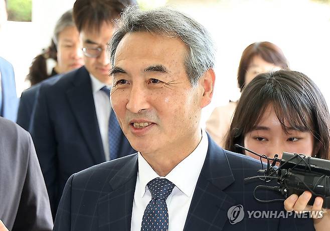 서울고검장 면담 위해 고검 향하는 민중기 특검 (서울=연합뉴스) 김성민 기자 = 윤석열 전 대통령의 부인 김건희 여사에 대한 의혹을 수사할 민중기 특별검사가 박세현 서울고등검찰청장 면담을 위해 18일 서울 서초구 서울고검으로 향하고 있다. 2025.6.18 ksm7976@yna.co.kr
