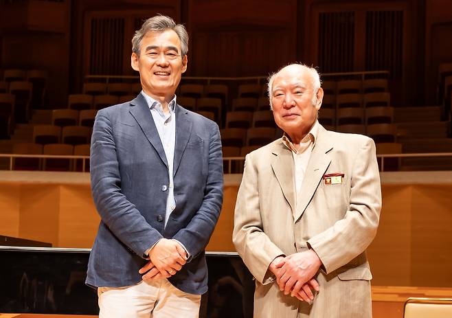 양성원(왼쪽) 연세대 교수와 쓰쓰미 쓰요시 산토리홀 관장 [주일 한국문화원 제공. 재판매 및 DB 금지]