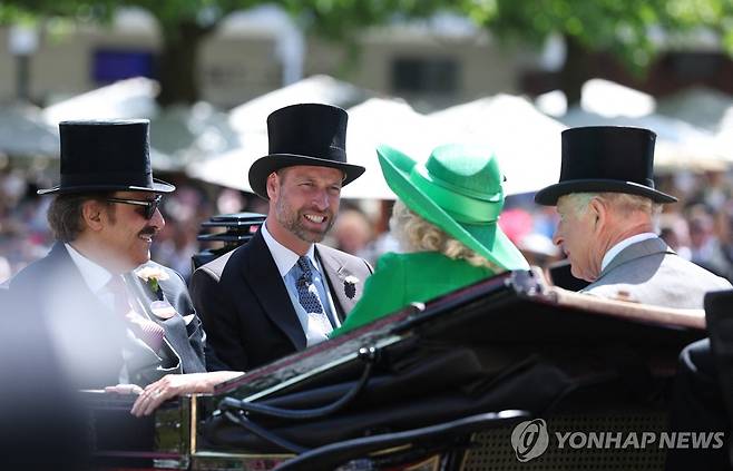 18일 마차에 함께 타고 등장한 찰스 3세(왼쪽부터)와 커밀라 왕비, 윌리엄 왕세자 [로이터 연합뉴스]