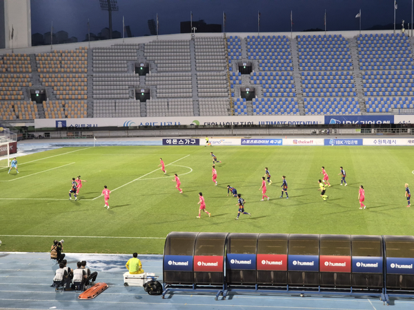 수원FC위민이 19일 수원종합운동장에서 경남창녕WFC와 리그 17라운드 경기에서 공격하고 있다. 2025.6.19 /이영선기자 zero@kyeongin.com