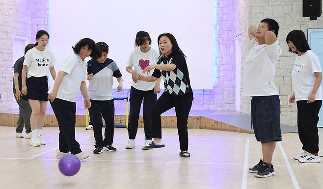 ▲ 19일 오전 양주시 연곡리에 있는 사회복지시설 '요셉의집'의 체육관에서 종사자와 중증장애인들이 공놀이 프로그램을 즐기고 있다. /김철빈 기자 narodo@incheonilbo.com
