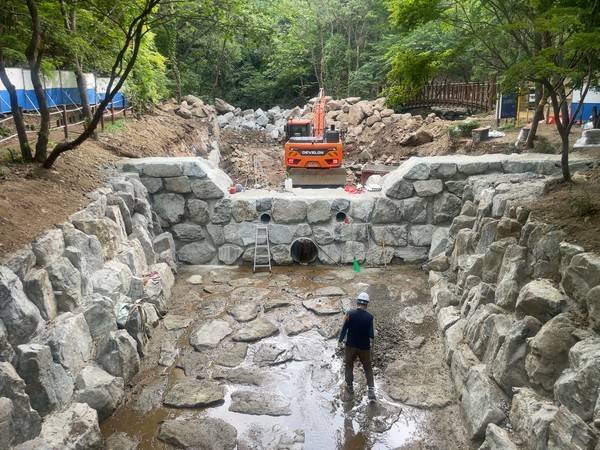 상광교동 사방댐에서 사방사업 공사가 진행되는 모습. 수원시 제공