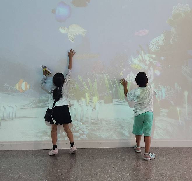 스케치 월드를 체험하고 있는 어린이들. 산성어린이도서관 제공