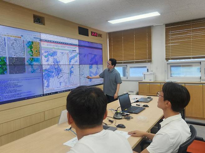 지난 18일 오전 대전지방기상청 예보관실. 이번 주말 거센 장맛비가 내릴 것으로 예측돼 토의를 하고 있는 모습 (사진=정바름 기자)