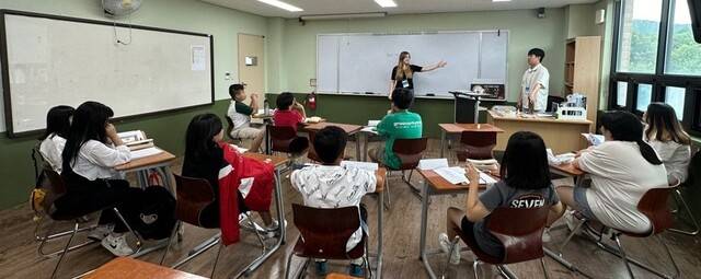 ▲ 음성군은 여름방학을 맞아 군내 초·중학생들을 위한 '2025년 여름방학 영어캠프'를 개최한다.사진은 지난 해 영어캠프 / 음성군 제공