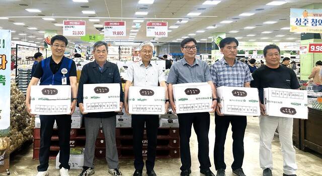 ▲ 김영우(왼쪽 두 번째) 조합장과 이장환(세 번째) 농협 청주시지부장이 농협유통 청주점에서 관계자들과 기념촬영을 하고 있다.