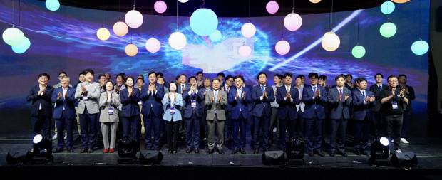 강기정 광주광역시장이 19일 오후 북구 빛고을 창업스테이션에서 열린 ‘스테이지(STA·G) 개관식’에 참석해 관계자들과 기념사진을 촬영하고 있다. 광주광역시 제공