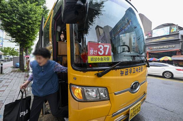 광주 시내버스 파업이 9일째인 지난 16일 광주시가 비상수송대책으로 투입한 전세버스에서 승객이 하차하고 있다.
<광주일보 자료사진>