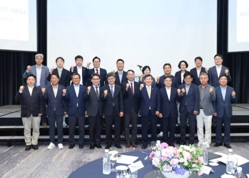 ◇한국은행 강릉본부(본부장:강환구)는 19일 강릉씨마크호텔 바다홀에서 김홍규강릉시장, 최익순 강릉시의장, 우승룡 강원일보 강릉본부장 등이 참석한 가운데