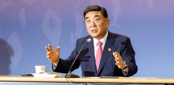 김두겸 울산시장이 지난 16일 울산시청 프레스센터에서 SK와 아마존 웹 서비스(AWS)의 '울산 AI 데이터센터' 유치와 관련해 경제 파급 효과와 향후계획 등에 대해 설명하고 있다. 최지원 기자