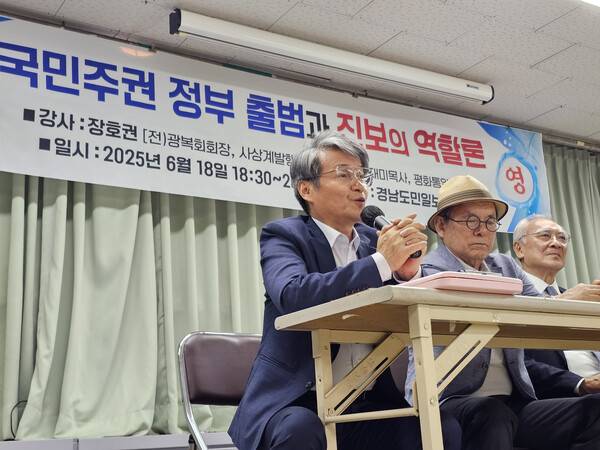 최재영(맨 왼쪽) 목사가 발언하고 있다. /최석환 기자