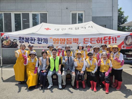 고성군 고성읍지사보협 회원들이 어려운 계층 200명에게 삼계탕 나눔 행사를 개최했다.