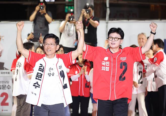국민의힘 김문수 대선 후보가 지난 6월 2일 서울시청 앞 서울광장에서 열린 피날레 유세에서 한동훈 전 대표의 손을 잡고 지지를 호소하고 있다. /연합뉴스