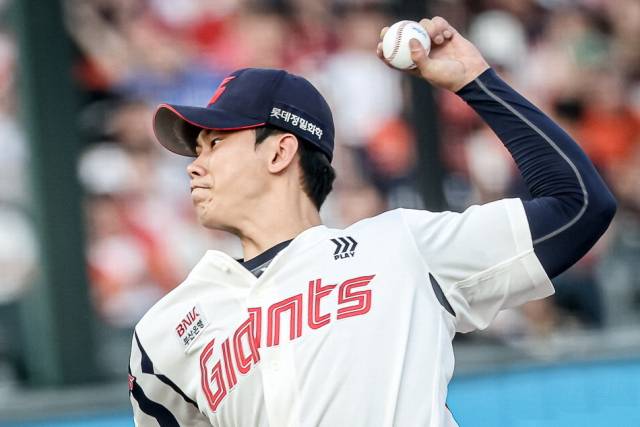 롯데 자이언츠의 신인급 선수인 내야수 한태양, 포수 박재엽, 투수 홍민기(위에서부터)가 지난 18일 부산 사직야구장에서 열린 2025 프로야구 한화 이글스전에서 맹활약을 펼치면서 이날 경기를 승리로 이끌었다. 롯데 자이언츠 제공