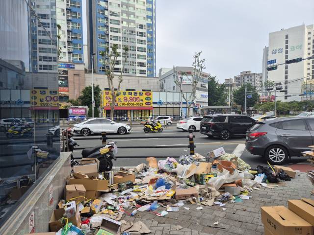 부산도시철도 1호선 부전역 1번 출구 주변에 각종 쓰레기와 폐기물들이 널브러져 있다.