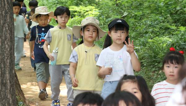 19일 오전 대구시 수성구 금강 숲 유치원 원생들이 범어공원에서 숲 체험을 하고 있다. 숲 체험은 근육 발달, 감각기능, 공격성 등을 낮춰 정서적 안정감을 주는데 효과적이다. 정훈진 기자 jhj131@kyongbuk.com