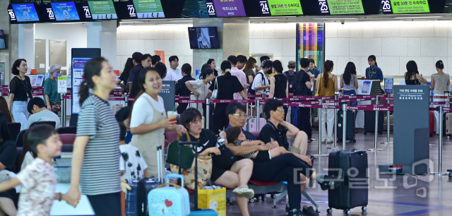 여름 휴가 성수기가 다가오며 대구공항에서 출발하는 노선의 예약률 역시 높아지고 있는 전망이다. 사진은 여름 휴가를 위해 대구공항에서 출국을 준비하는 여행객들의 모습. 대구일보 DB