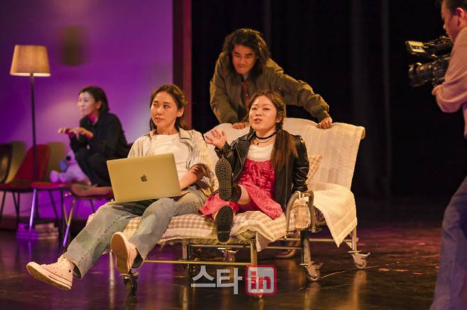 국립극장 무장애공연 연극 ‘헌치백’의 한 장면.(사진=국립극장)