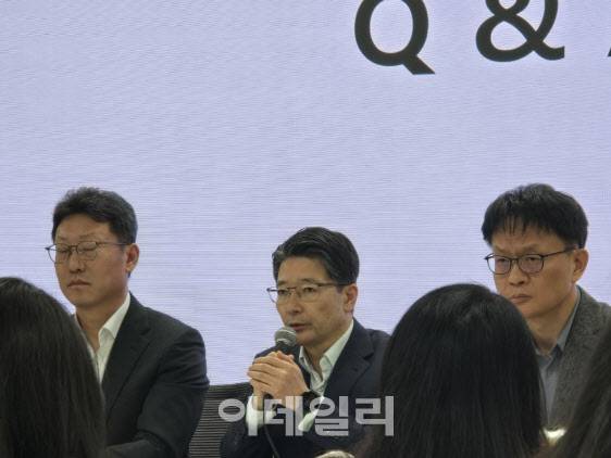 SKT가 19일 서울 종로구 삼화빌딩에서 일일 브리핑을 개최했다. 임봉호(가운데) SKT MNO 사업부장(부사장)이 질의응답 시간에 답변하고 있다(사진=윤정훈 기자)