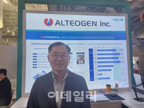 전태연 알테오젠 부사장이 17일(현지시간) 바이오USA 한국관에서 포즈를 취하고 있다. (사진=김승권 기자)