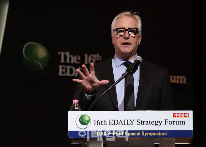 로버트 푸엔테 브루킹스 메트로 부소장이 19일 서울 중구 서울신라호텔에서 열린 제16회 이데일리 전략포럼에서 ‘지역별 인구대책과 재정전망’을 주제로 발표하고 있다. (사진=노진환 기자)