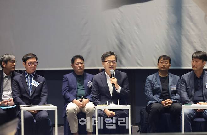 19일 오전 수원 라마다프라자호텔에서 열린 주4.5일제 시범사업 업무협약에서 김동연 경기도지사가 인사말을 하고 있다.(사진=경기도)