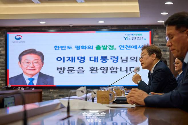 이재명 대통령이 지난 13일 접경지역인 경기도 연천군을 찾아 주민들과 간담회를 하고 있다. (사진=대통령실)