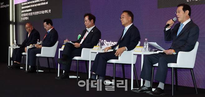 안종범 정책평가연구원장과 김영록 전라남도지사, 김학봉 경상북도 행정부지사, 박재완 전 기획재정부 장관, 이용섭 전 광주시장(왼쪽부터)가 19일 서울 중구 장충동 서울신라호텔에서 열린 ‘제16회 이데일리 전략포럼’에서 ‘저출생 시대의 지역정책’이란 주제로 대담을 하고 있다. [이데일리 방인권 기자]