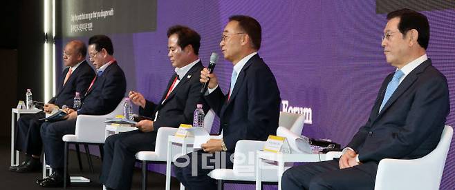 안종범 정책평가연구원장과 김영록 전라남도지사, 김학봉 경상북도 행정부지사, 박재완 전 기획재정부 장관, 이용섭 전 광주시장(왼쪽부터)가 19일 서울 중구 장충동 서울신라호텔에서 열린 ‘제16회 이데일리 전략포럼’에서 ‘저출생 시대의 지역정책’이란 주제로 대담을 하고 있다. [이데일리 방인권 기자]