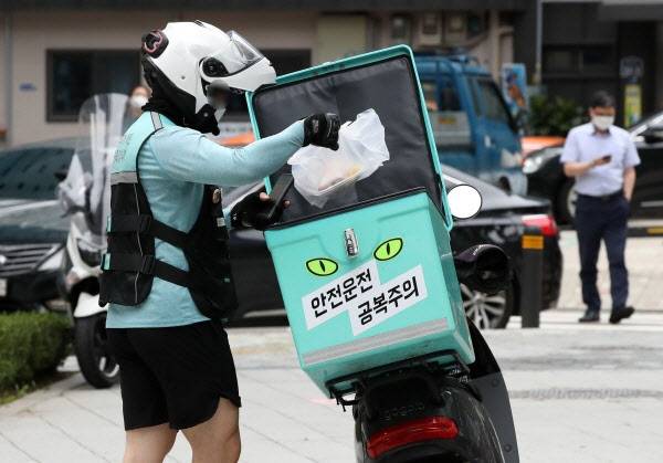 한 배달 라이더가 음식을 배달하고 있다. (사진=뉴시스)
