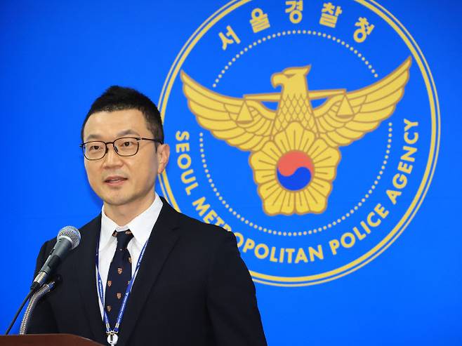 신재호 서울경찰청 형사기동5팀장이 19일 서울 마포구 광역수사단에서 ‘먹튀 도박 사이트’ 수백 개를 개설해 피해자 334명으로부터 40억여 원을 편취한 피의자 19명을 검거하고 브리핑하고 있다. (사진=연합뉴스)