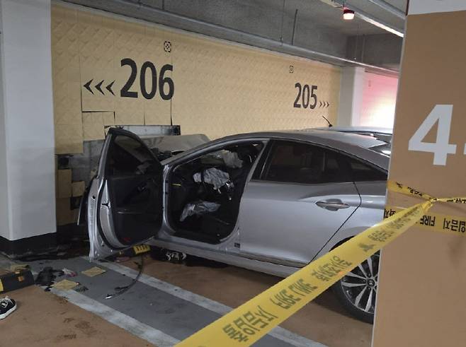 세종시 새롬동 한 아파트 지하 주차장에서 발생한 차량 단독사고 현장. (사진=연합뉴스)